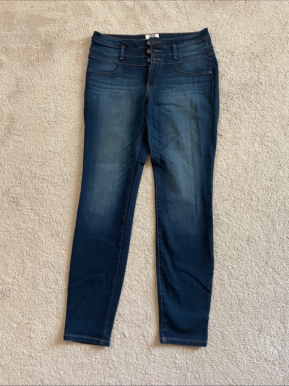 lei Women's Skinny Jeans in Dark Blue Wash